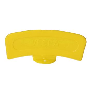 Plaque jaune sur le garde-boue avant avec inscription « Vespa » sur le pied